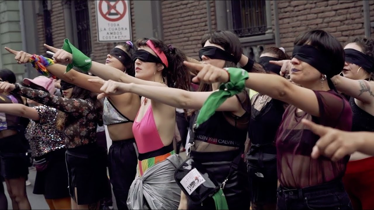 Performance de Las Tesis : des participantes aux yeux bandés tendent le bras dans la rue.